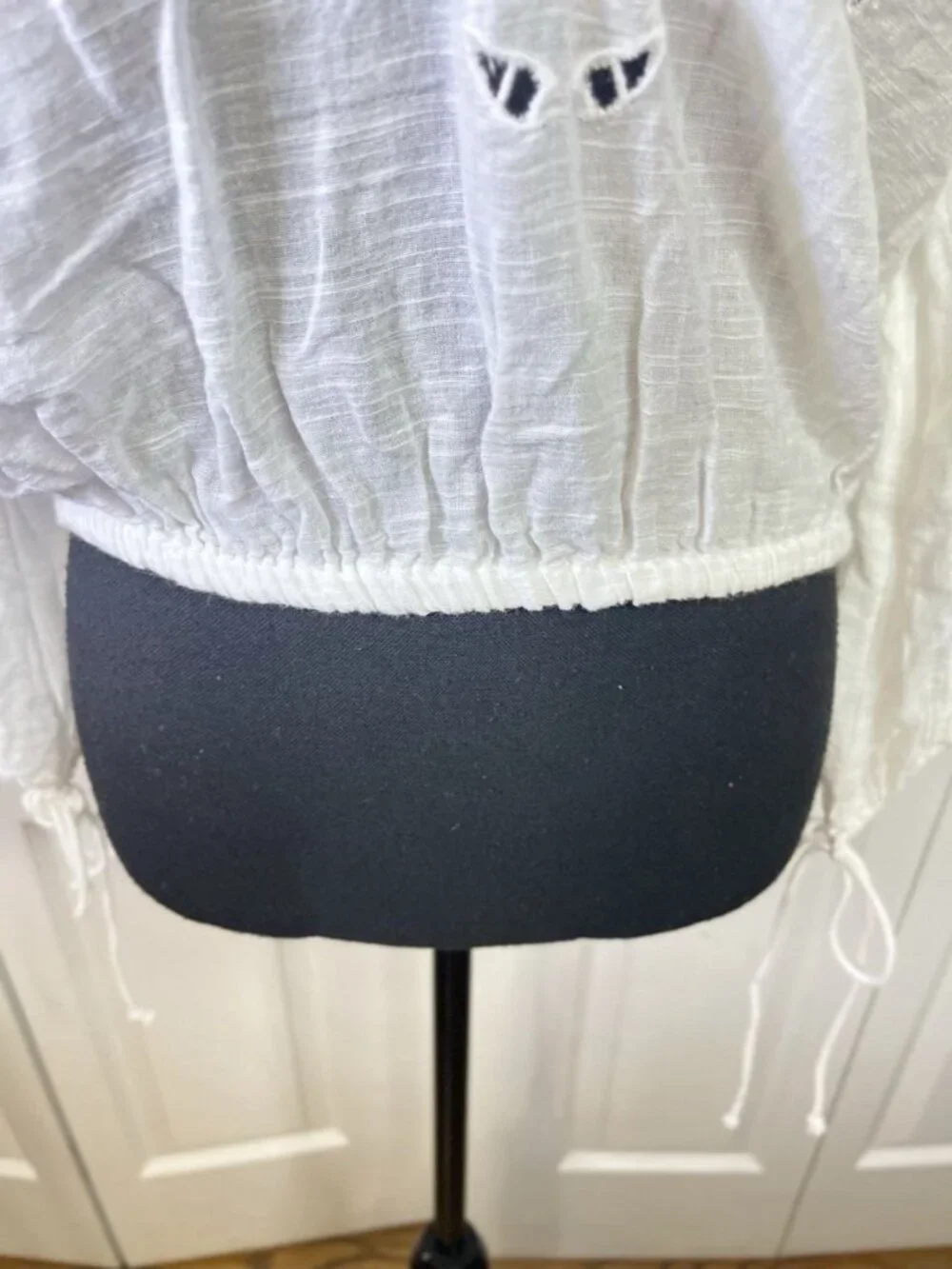 Zara Lace Eyelet Sz XS Embroider Crop Boho Cottagecore Openwork Deep V Tie Cuff